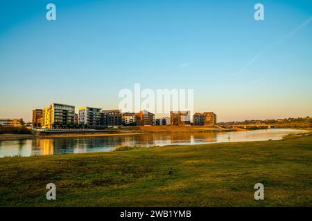 Lituanie, nouveaux bâtiments maisons au bord de la rivière paysage naturel de neris et l'eau de la rivière neman dans la ville de kaunas au coucher du soleil dans la lumière chaude de coucher de soleil, vue de Banque D'Images