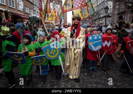 Les enfants des écoles et des jardins d'enfants vêtus de costumes d'époque prennent part à la procession des trois Rois le 6 janvier est célébré dans l'Église catholique comme la fête de l'Epiphanie, connue sous le nom d'Epiphanie. À GDA?sk, chaque année à midi, devant la basilique Sainte-Marie, la foule rassemblée des participants à la procession de l'Épiphanie récite ensemble la prière de l'Angélus et part dans un défilé coloré. Des milliers de résidents de GDA?sk et de visiteurs de chez eux et à l'étranger ont pris part à la procession de l'Epiphanie de cette année. À la fin, les participants ont chanté de magnifiques chants polonais. Banque D'Images