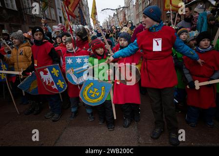 Les enfants des écoles et des jardins d'enfants vêtus de costumes d'époque prennent part à la procession des trois Rois le 6 janvier est célébré dans l'Église catholique comme la fête de l'Epiphanie, connue sous le nom d'Epiphanie. À GDA?sk, chaque année à midi, devant la basilique Sainte-Marie, la foule rassemblée des participants à la procession de l'Épiphanie récite ensemble la prière de l'Angélus et part dans un défilé coloré. Des milliers de résidents de GDA?sk et de visiteurs de chez eux et à l'étranger ont pris part à la procession de l'Epiphanie de cette année. À la fin, les participants ont chanté de magnifiques chants polonais. (Photo d'Agnieszka Pazd Banque D'Images