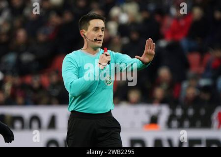 Fussball, Testspiel, Freundschaftsspiel, Bayer 04 Leverkusen - Vanezia CF, 07.01.2024, BayArena Leverkusen Nico Fuchs Schiedsrichter Aktion, Einzelbild, Fotocopright Gladys Chai von der Laage les règlements DFL interdisent toute utilisation de photographies comme séquences d'images et/ou quasi-vidéo. Banque D'Images