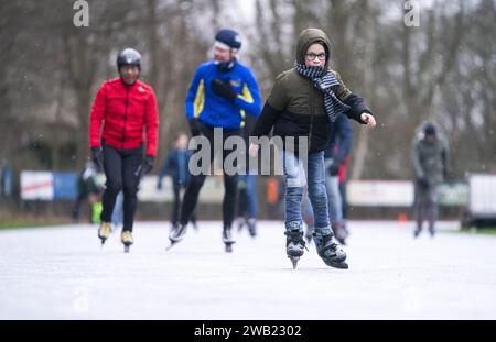 Utrecht, pays-Bas. 08 janvier 2024. UTRECHT - patineurs sur la patinoire du Doornsche IJsclub. ANP JEROEN JUMELET pays-bas Out - belgique Out Credit : ANP/Alamy Live News Banque D'Images