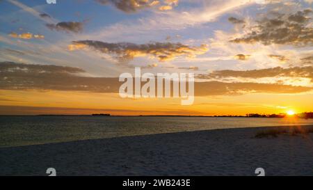 Une photographie d'un coucher de soleil à Pensacola, Floride, États-Unis. Banque D'Images