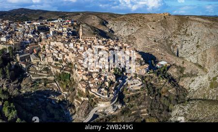 L'un des plus beaux villages anciens de l'Espagne - pittoresque Bocairent Valencia provice. Drone aérien vue à grand angle Banque D'Images