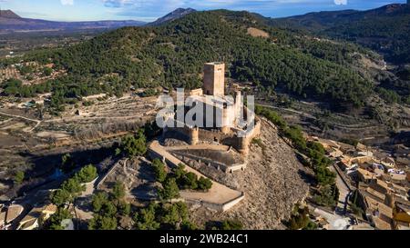Ancienne ville de Biar en Espagne, Sierra de Mariola dans la vallée de Vinalopo dans la province d'Alicante . vue aérienne du drone Banque D'Images