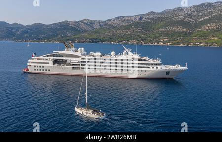 Navire de croisière d'expédition LE LYRIAL ancré près de la péninsule de Pelješac & Korcula, Croatie, mer Adriatique, ligne de croisière de luxe française PONANT, croisières dalmates Banque D'Images