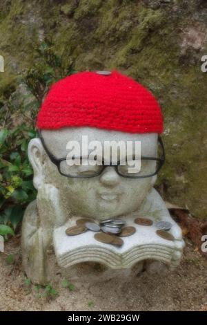 Statues en mémoire d'enfants à naître sur l'île de Miyajima, près d'Hiroshima, Japon Banque D'Images