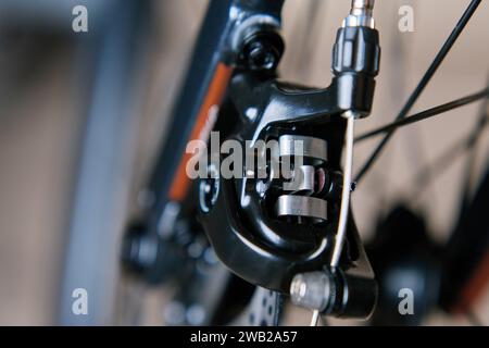Partie du système de freinage du vélo. Disque de frein en métal gris et plaquettes de frein sur vélo de route, gros plan. Banque D'Images