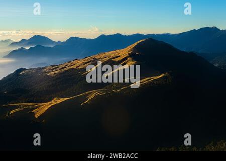Sommets sans fin des montagnes centrales sur le sentier historique de Nenggao, Nantou, Taiwan Banque D'Images