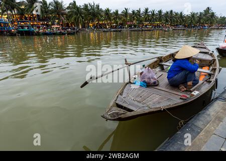 Femme dans un bateau à Hoi an Vietnam Banque D'Images