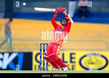 Colombo, Sri Lanka. 08 janvier 2024. Le Zimbabwe Joylord Gumbie joue un tir lors du 2e match international de cricket d'une journée (ODI) entre Sri Lanka et Zimbabwe au R. Premadasa Stadium de Colombo le 08 janvier 2024. Viraj Kothalwala/Alamy Live News Banque D'Images