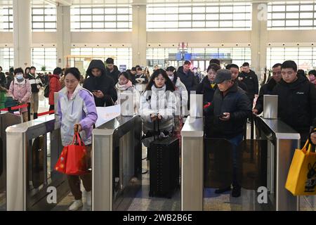 Shaoxing, province chinoise du Zhejiang. 8 janvier 2024. Enregistrement des passagers à la gare de Xinchang à Shengzhou, dans la province du Zhejiang, dans l'est de la Chine, le 8 janvier 2024. Le chemin de fer interurbain Hangzhou-Shaoxing-Taizhou, le premier chemin de fer à grande vitesse de Chine contrôlé par des capitaux privés, a célébré lundi son 2e anniversaire de fonctionnement. Avec une vitesse nominale de 350 kilomètres à l'heure, le chemin de fer a livré un total de 20 millions de passagers depuis sa mise en service. Crédit : Huang Zongzhi/Xinhua/Alamy Live News Banque D'Images