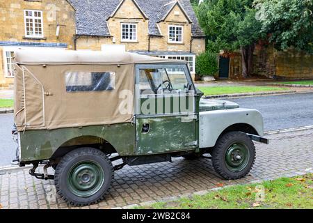 Véhicule classique Land Rover série 1 garé dans le village de Broadway Cotswolds Angleterre, la voiture a remplacé les ailes avant et la canopée en toile brune, Angleterre, Royaume-Uni Banque D'Images