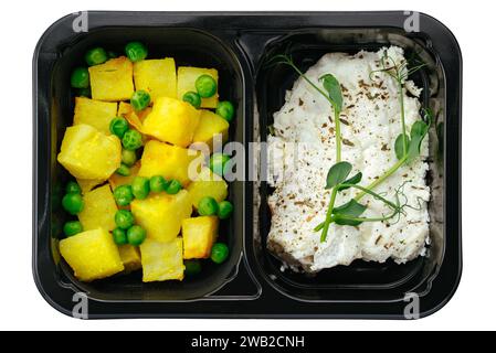 pommes de terre bouillies avec du poulet dans une boîte à lunch sur fond blanc Banque D'Images