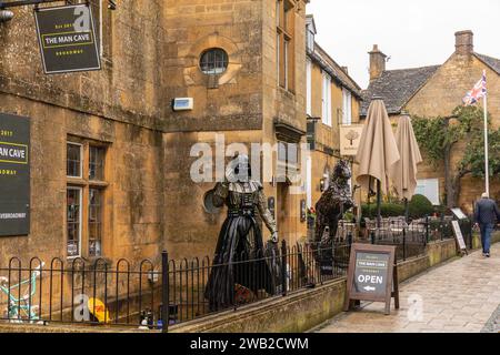 Le magasin Man Cave Broadway d'articles de voitures anciennes et classiques et d'estampes d'art, High Street Broadway, Worcestershire, les cotswolds, Angleterre, Royaume-Uni, 2023 Banque D'Images