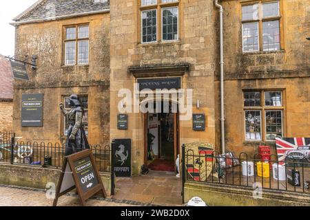 Le magasin Man Cave Broadway d'articles de voitures anciennes et classiques et d'estampes d'art, High Street Broadway, Worcestershire, les cotswolds, Angleterre, Royaume-Uni, 2023 Banque D'Images