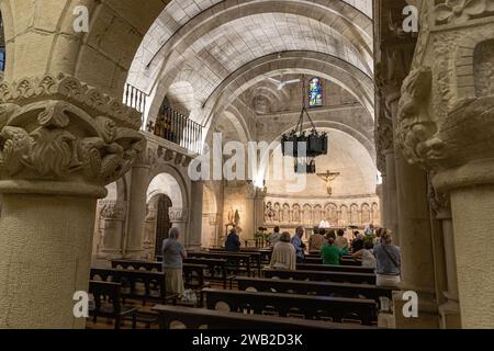 Puente Viesgo, Espagne. L'Iglesia de San Miguel (église Saint-Michel), un exemple d'architecture néo-romane en Cantabrie Banque D'Images