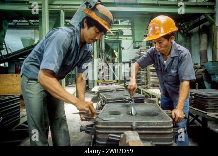 Indonésie, Bandung. Deux hommes travaillant dans une aciérie. Banque D'Images