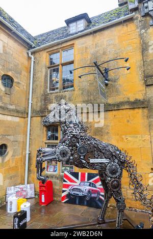 Le magasin Man Cave Broadway d'articles de voitures anciennes et classiques et d'estampes d'art, High Street Broadway, Worcestershire, les cotswolds, Angleterre, Royaume-Uni, 2023 Banque D'Images