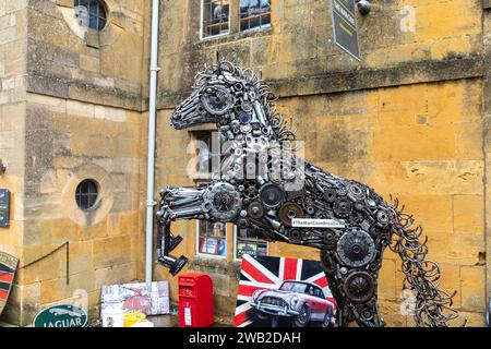 Le magasin Man Cave Broadway d'articles de voitures anciennes et classiques et d'estampes d'art, High Street Broadway, Worcestershire, les cotswolds, Angleterre, Royaume-Uni, 2023 Banque D'Images