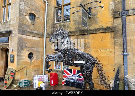 Le magasin Man Cave Broadway d'articles de voitures anciennes et classiques et d'estampes d'art, High Street Broadway, Worcestershire, les cotswolds, Angleterre, Royaume-Uni, 2023 Banque D'Images