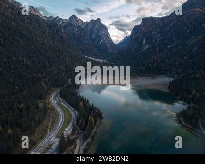 Vue aérienne du lac et de la route entourée de montagnes Banque D'Images