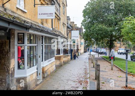 Broadway village Cotswolds, Landmark Country magasin de détail indépendant vendant des vêtements et chaussures de marche et de campagne, Angleterre, Royaume-Uni, 2023 Banque D'Images