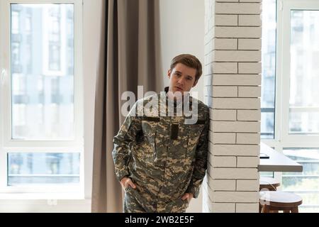 Portrait de l'homme militaire étant profond dans les pensées se sentant triste Banque D'Images