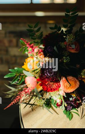 Bouquet floral coloré sur le dessus de table dans la lumière chaude du soleil à l'intérieur Banque D'Images