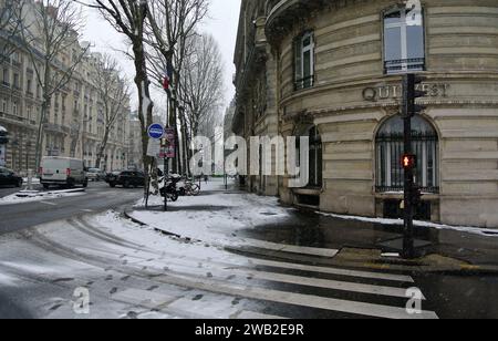 Neige inattendue à Paris. Boulevard Saint-Germain. Banque D'Images