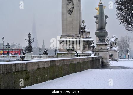 Neige inattendue à Paris. Pont Alexandre III Banque D'Images