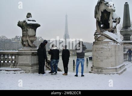 Neige inattendue à Paris. Pont Alexandre III Banque D'Images