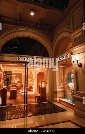 Célèbre magasin Hermès dans un intérieur chic avec des produits de luxe dans le centre commercial. Hermes est une maison de couture française de luxe Banque D'Images