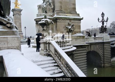 Neige inattendue à Paris. Pont Alexandre III Banque D'Images