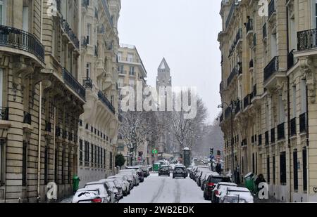 Neige inattendue à Paris. Rue Frere Perrier et voitures couvertes de neige. Banque D'Images