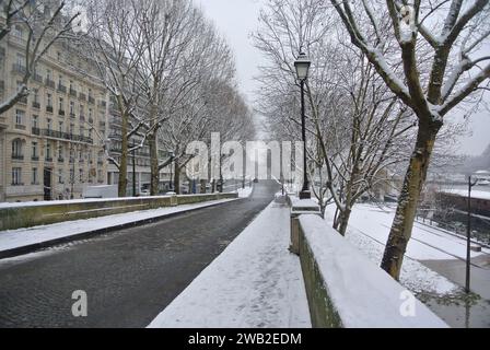 Neige inattendue à Paris. Voie Georges Pompidou au pont de Bir Hakeim. Banque D'Images