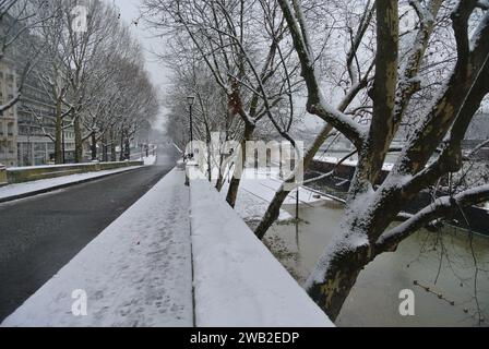 Neige inattendue à Paris. Voie Georges Pompidou au pont de Bir Hakeim. Banque D'Images