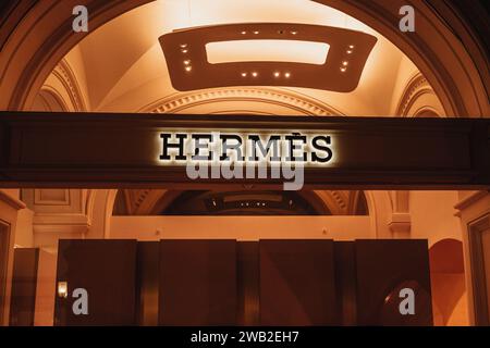 Célèbre magasin Hermès dans un intérieur chic avec des produits de luxe dans le centre commercial. Hermes est une maison de couture française de luxe Banque D'Images