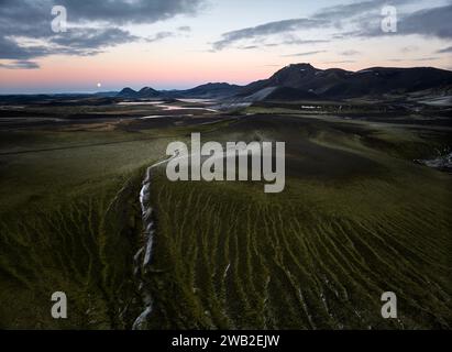 Drone vue du coucher de soleil sur le paysage avec des montagnes Banque D'Images