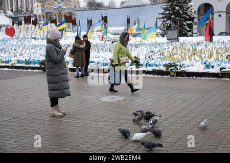 Kiev, Ukraine. 15 décembre 2023. Les gens marchent près du site commémoratif improvisé sur la place de l'indépendance à Kiev, où des parents et des amis plantent des drapeaux ukrainiens avec les noms des militaires tués dans les batailles avec l'armée russe. Crédit : SOPA Images Limited/Alamy Live News Banque D'Images
