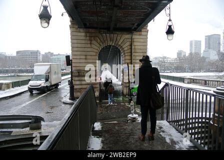 Neige inattendue à Paris. Entrée au pont de Bir Hakeim. Banque D'Images