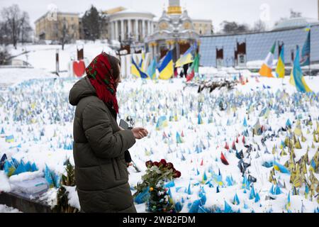 Kiev, Ukraine. 15 décembre 2023. Une femme regarde le site commémoratif improvisé sur la place de l'indépendance à Kiev, où des parents et des amis plantent des drapeaux ukrainiens avec les noms des militaires tués dans les batailles avec l'armée russe. (Image de crédit : © Oleksii Chumachenko/SOPA Images via ZUMA Press Wire) USAGE ÉDITORIAL SEULEMENT! Non destiné à UN USAGE commercial ! Banque D'Images