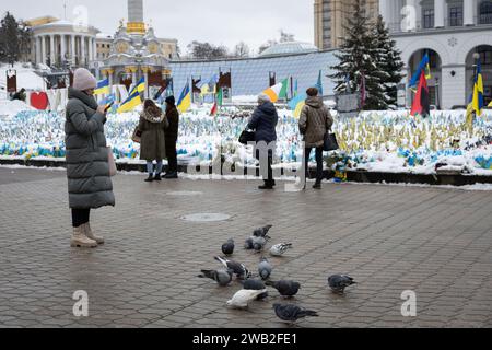 Kiev, Ukraine. 15 décembre 2023. Les femmes regardent le site commémoratif improvisé sur la place de l'indépendance à Kiev, où des parents et des amis plantent des drapeaux ukrainiens avec les noms des militaires tués dans les batailles avec l'armée russe. (Image de crédit : © Oleksii Chumachenko/SOPA Images via ZUMA Press Wire) USAGE ÉDITORIAL SEULEMENT! Non destiné à UN USAGE commercial ! Banque D'Images