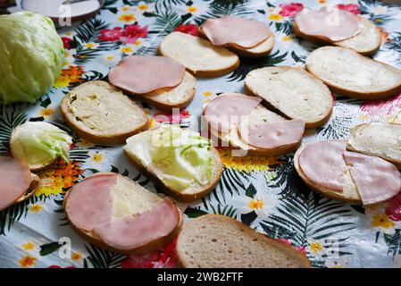 Sandwichs préparés pour le petit déjeuner dans la cuisine. Banque D'Images