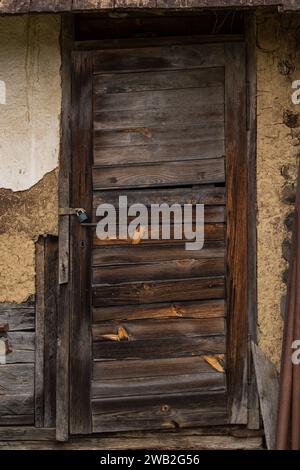 Sunja, Croatie, 05,04,2021 : vieille porte rustique en bois sur le mur de la maison rurale. Banque D'Images