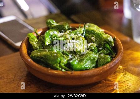 Piments Padrón (Pimiento de Padrón) au Bar Tozino dans les arches ferroviaires du Maltby Street Market, Londres, Angleterre Banque D'Images