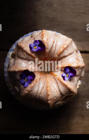 Gâteau Bundt avec glaçage au citron avec des culottes violettes Banque D'Images