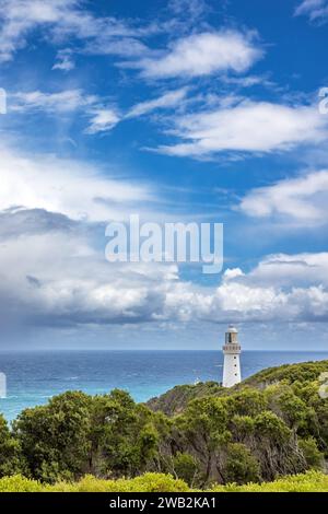 Paysage marin avec phare de Cape Otway et parc national. Great Ocean Road, Australie. C'est le plus ancien phare en activité de l'État de Victoria. Banque D'Images