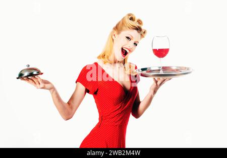 Restaurant rétro servant. Épinglez la fille avec le vin et le plateau de service Banque D'Images