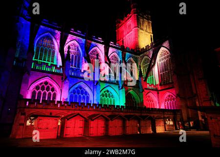 Lumières de Noël illuminant l'abbaye de Bath le soir, Bath, Somerset. Banque D'Images