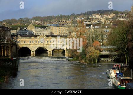 River Avon et Pulteney Bridge, Bath, Somerset, Angleterre, Royaume-Uni. Banque D'Images